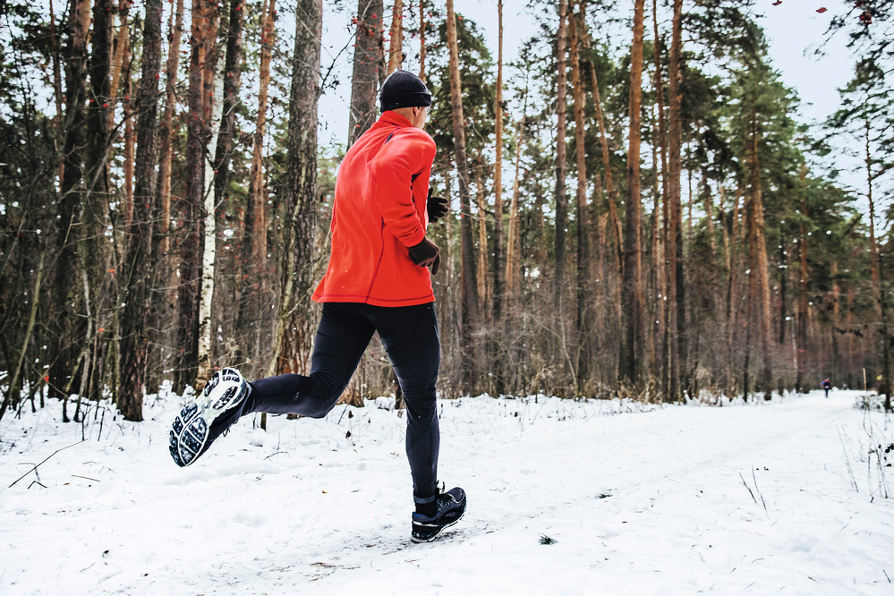 Бежать следом. Фото шаги марафон зима. Man Run on Ice.